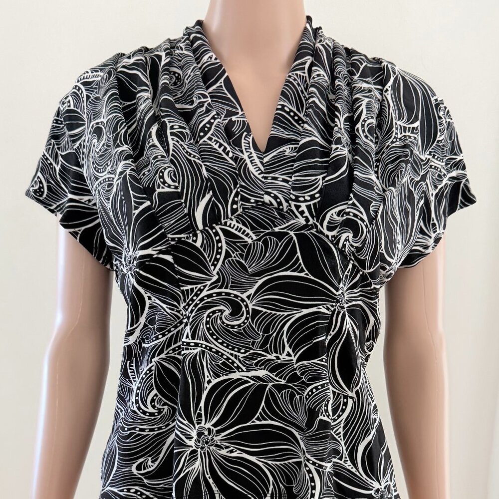 Talbots Size M Women's Black White Floral Print V Neck Short Sleeve Top